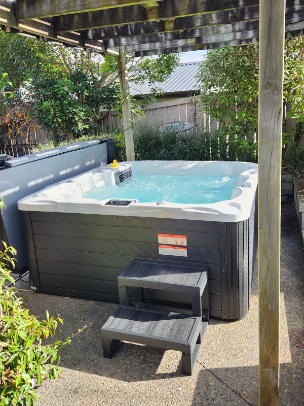 The Blackbird 6-person Spa pool by Jet Spas