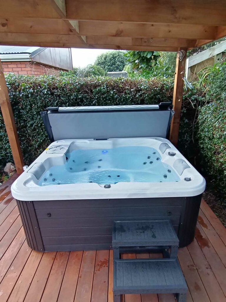 Hercules 5 person spa pool in New Zealand